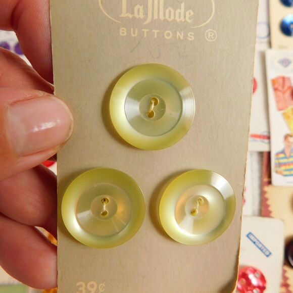 Vintage Buttons On Cards Lot Of 24 Pinks, Purples Burgundy LaMode, LeBouton NOS - Picture 9 of 16